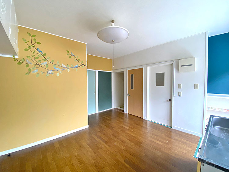 白いドアから洗面浴室、トイレ、洗濯機置き場と並んでいます 白いドアから洗面浴室、トイレ、洗濯機置き場と並んでいます