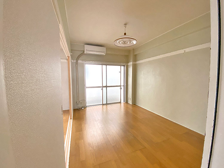 向かって右側の洋室 向かって右側の洋室