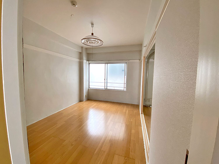 向かって左側の洋室 向かって左側の洋室