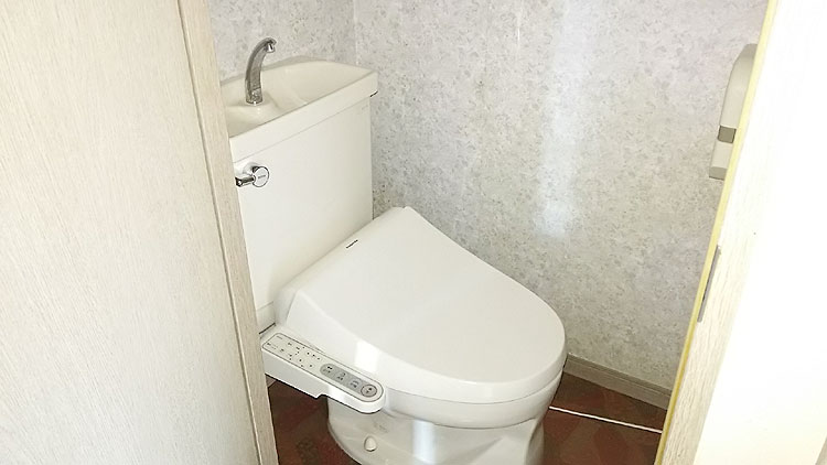 温水便座付きトイレ