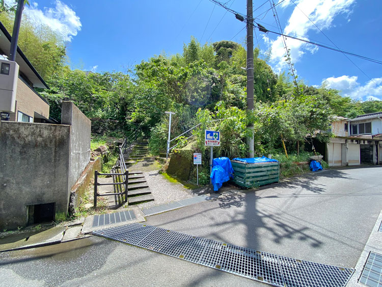 ごみ集積所と津波避難所への登り口 ごみ集積所と津波避難所への登り口