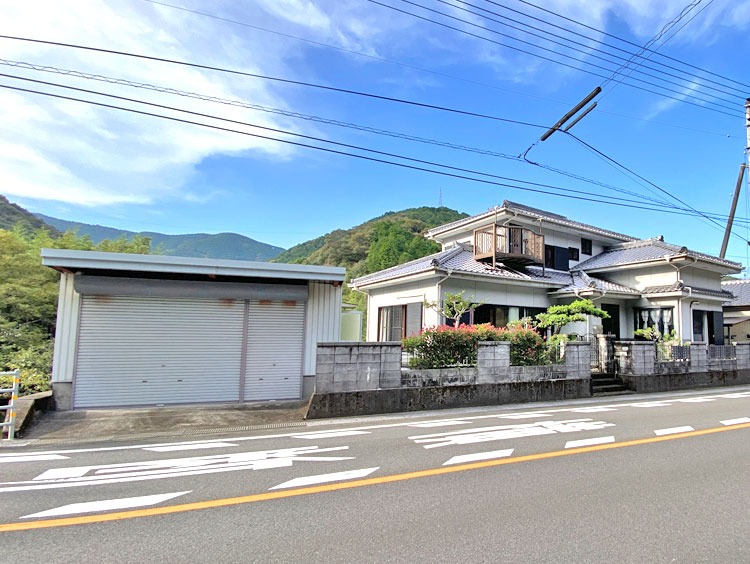 建物横にガレージ 建物横にガレージ